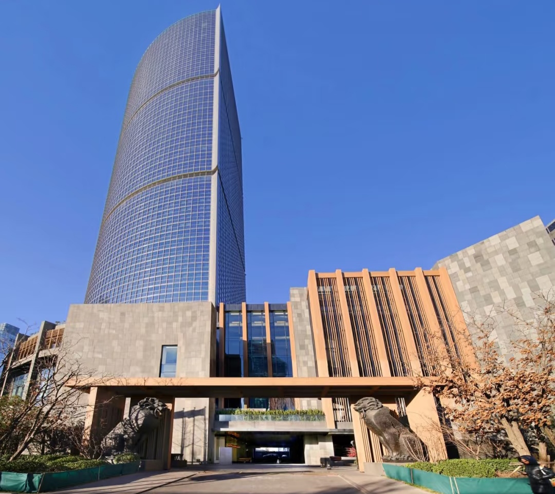 京广中心写字楼外观图