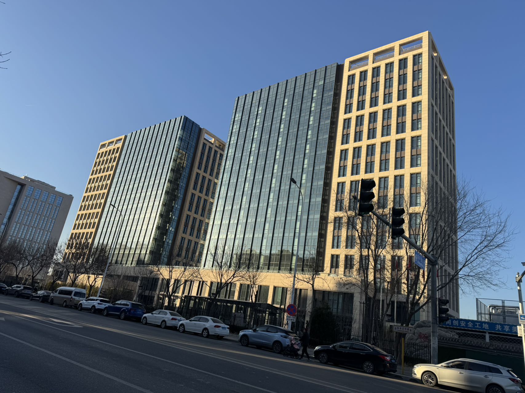 裕聪大厦：朱辛庄商业办公综合楼整栋招租，带燃气+充电桩