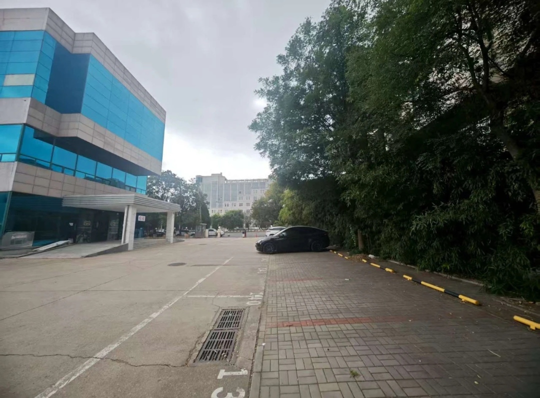 望京临街独栋办公厂房出租：5.85米层高+5000㎡庭院+157车位