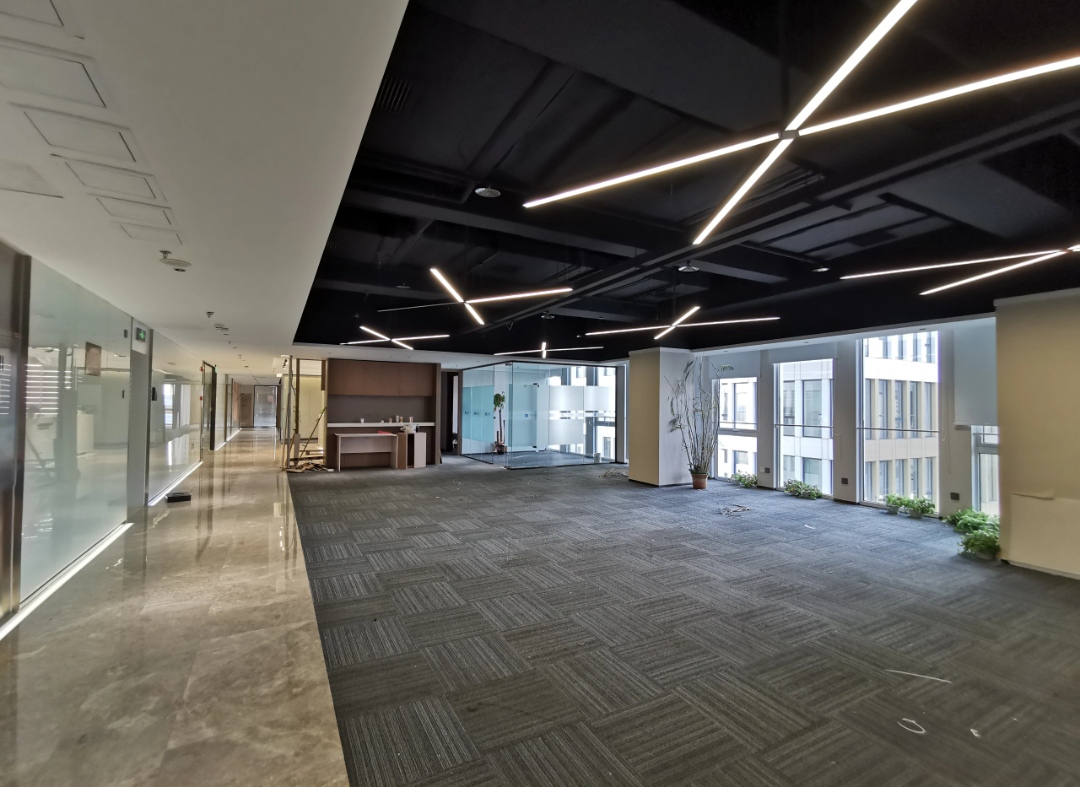 魏公村写字楼出租:北京国际大厦2500平米整层办公室,性价比首选