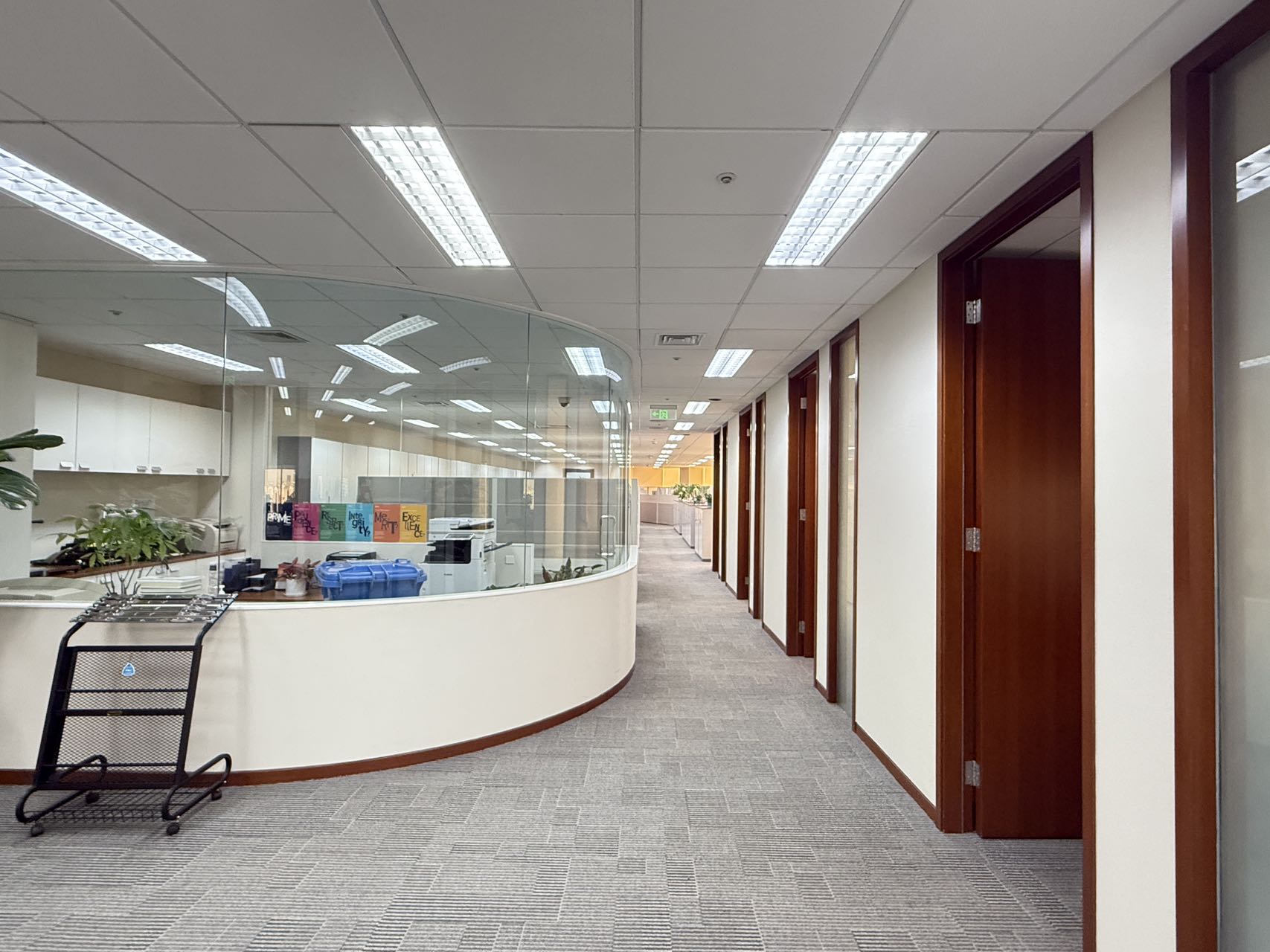 国贸1座19层现房:695㎡西南向精装办公室,即租即用!