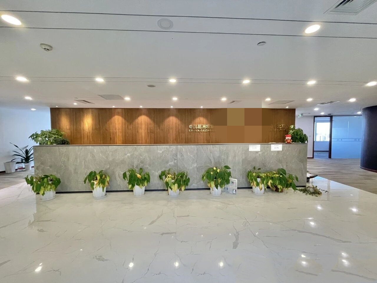 南银大厦1220㎡高区办公室 | 国企精装20间隔断 | 正对电梯厅